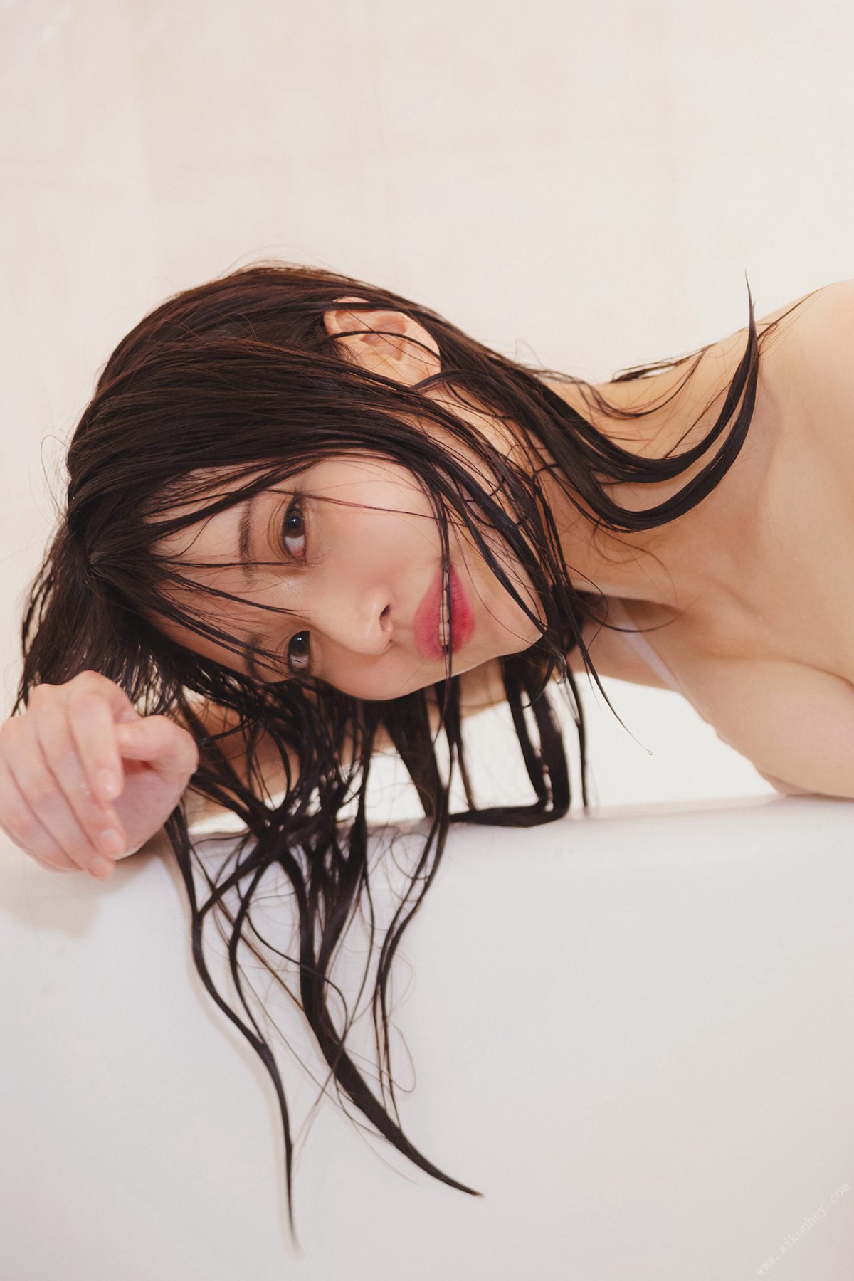 FLASH Photobook 2022 05 24 Sayaka Nitori 似鳥沙也加 Leave yourself at night Part 2 夜に身を任せて 後編 B 0073 6289494001.jpg