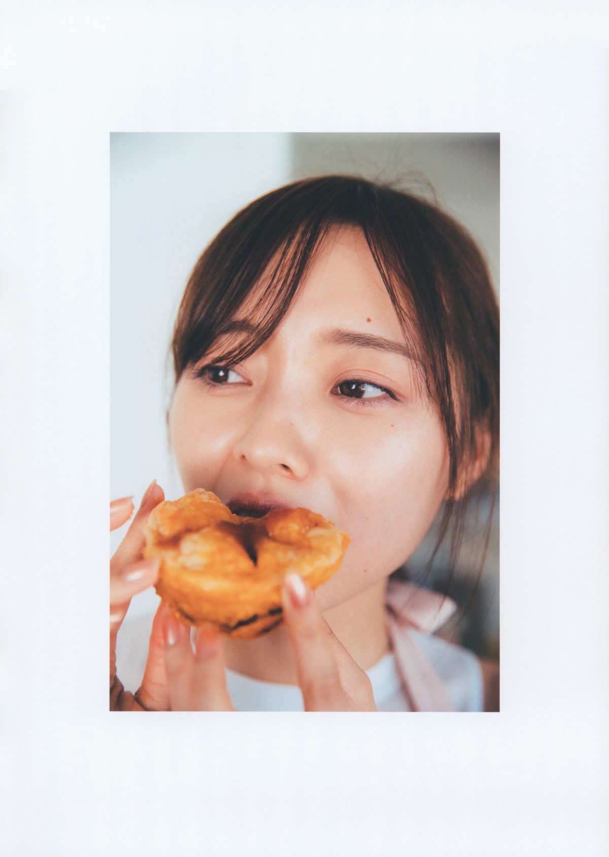 Photobook 2020 09 29 Minami Umezawa 梅澤美波 1st Photobook Near the dream 夢の近く A 00027 2689381463.jpg