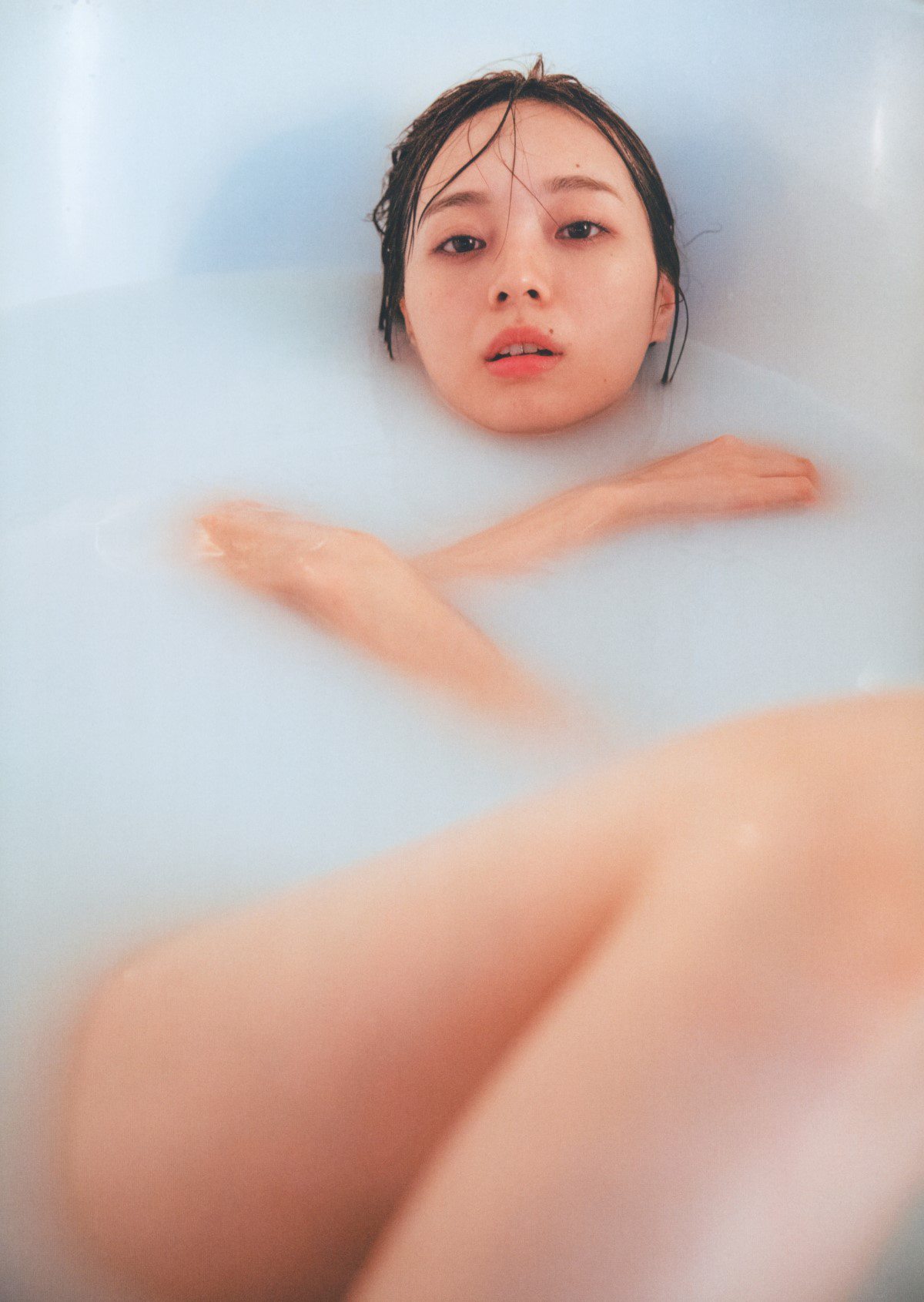 Photobook 2020 09 29 Minami Umezawa 梅澤美波 1st Photobook Near the dream 夢の近く B 00066 4117856367.jpg