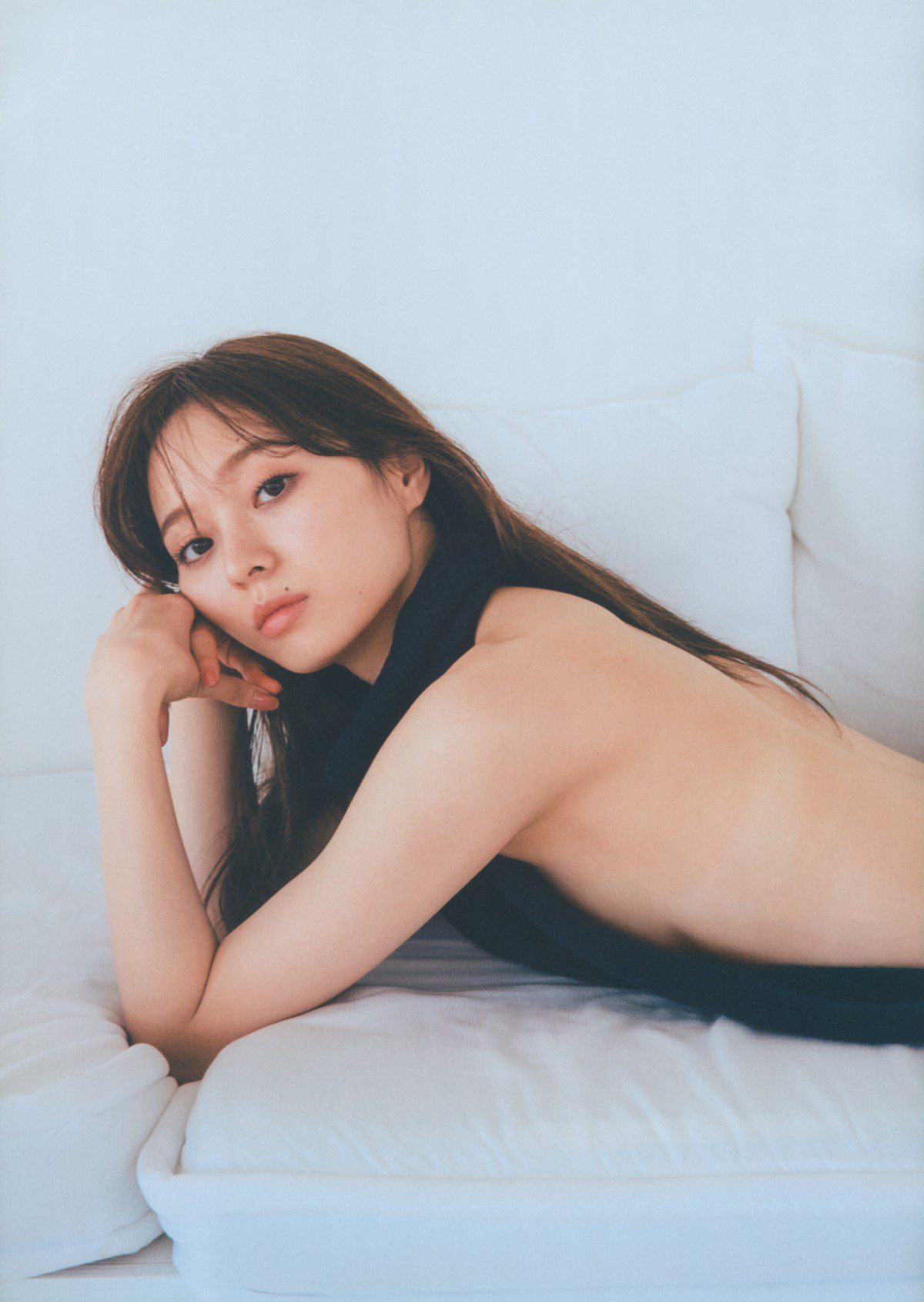 Photobook 2020 09 29 Minami Umezawa 梅澤美波 1st Photobook Near the dream 夢の近く B 00106 3766237581.jpg