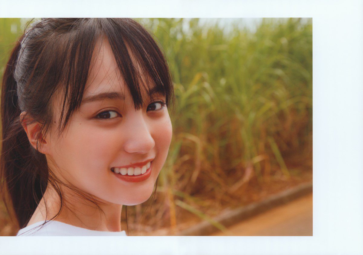 Photobook 2022 06 07 Haruka Kaki 賀喜遥香 1st Photobook Massara まっさら A 00006 007 Double Page 7368025115.jpg