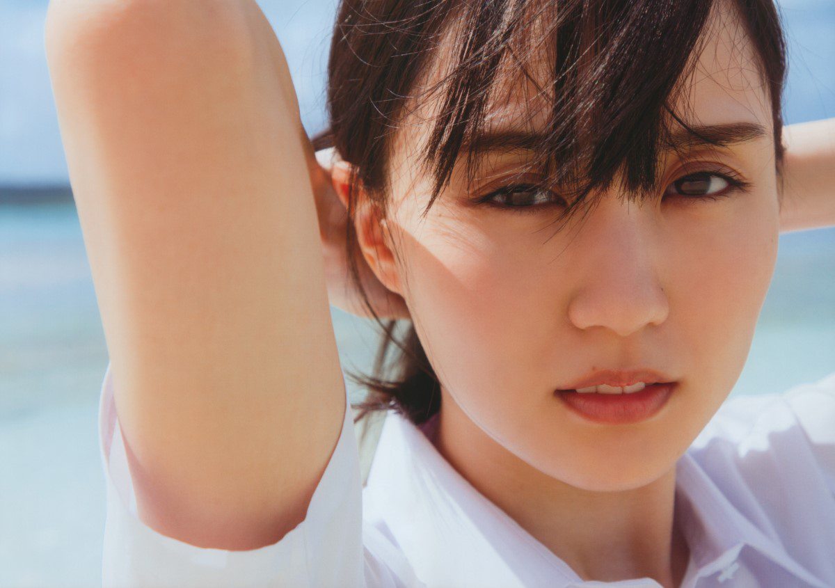 Photobook 2022 06 07 Haruka Kaki 賀喜遥香 1st Photobook Massara まっさら A 00018 019 Double Page 5099234324.jpg