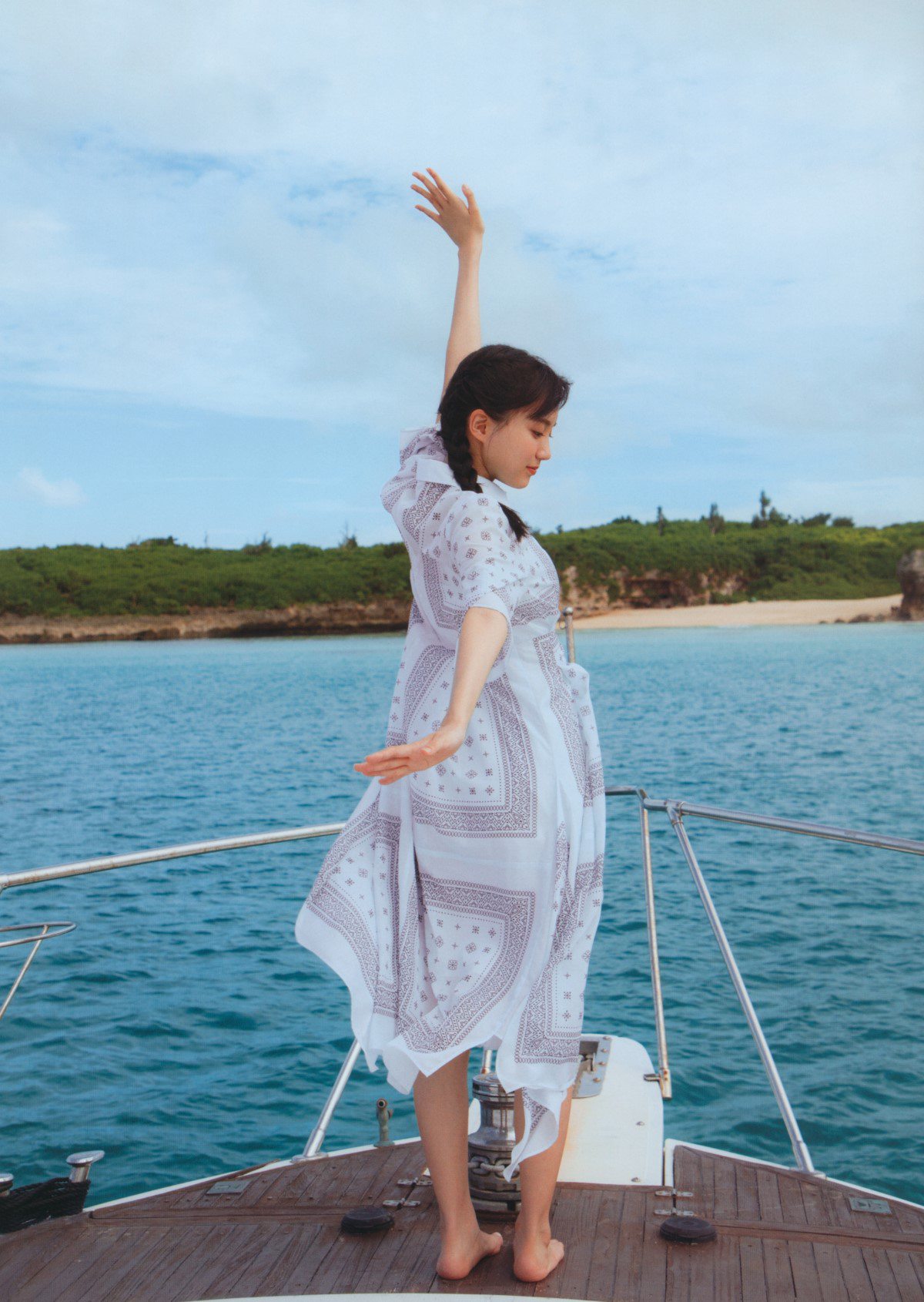 Photobook 2022 06 07 Haruka Kaki 賀喜遥香 1st Photobook Massara まっさら B 00129 4713715410.jpg