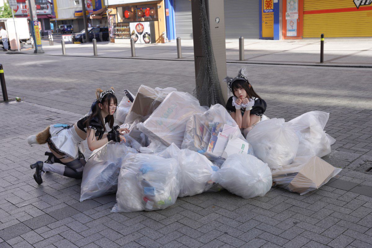 Photobook 水那しおね×うたたね翠 ぷれでたーらっと写真集 野生のメイドがあらわれた A 00038 3156067889.jpg