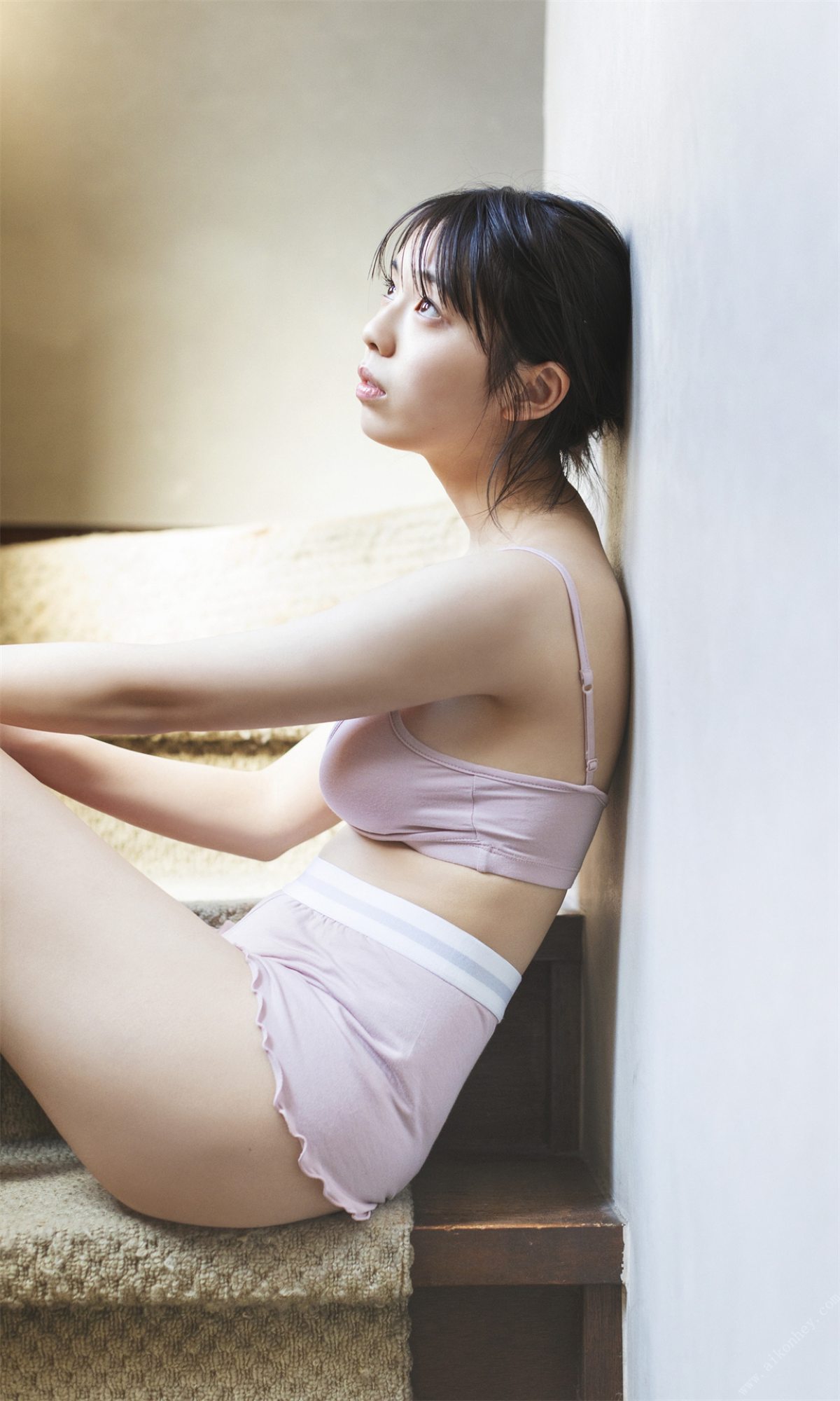 Weekly Photobook 2022 03 14 Hina Kikuchi 菊地姫奈 Harumeku honomeku 春めく、ほのめく 0006 7614992492.jpg