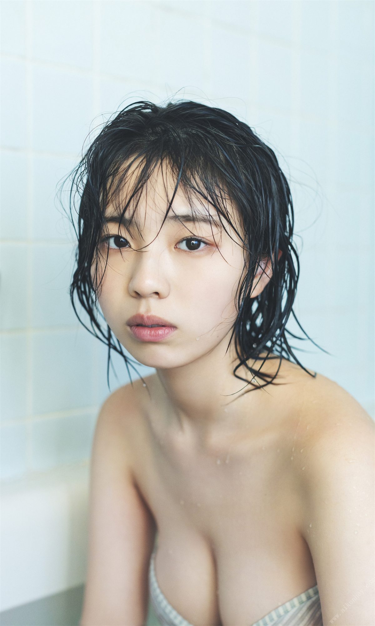 Weekly Photobook 2022 03 14 Hina Kikuchi 菊地姫奈 Harumeku honomeku 春めく、ほのめく 0066 8220799448.jpg