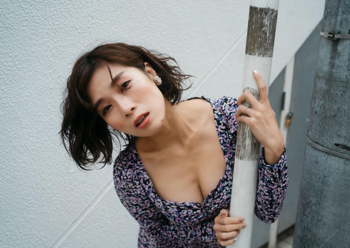 Photobook Eimi Hanamura 花村映実 Woman living in a hotel ホテルに住むオンナ 2020 11 11 A 0005 1904948695.jpg