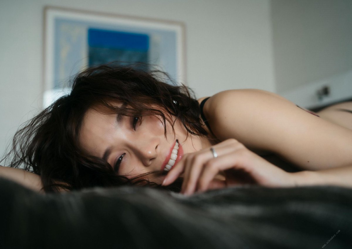 Photobook Eimi Hanamura 花村映実 Woman living in a hotel ホテルに住むオンナ 2020 11 11 A 0067 9849156851.jpg