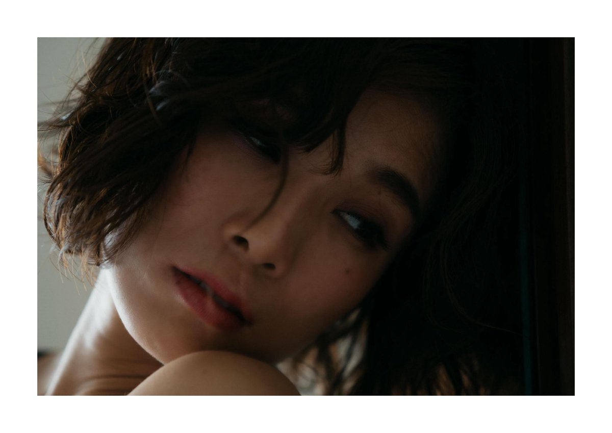 Photobook Eimi Hanamura 花村映実 Woman living in a hotel ホテルに住むオンナ 2020 11 11 B 0018 5969255148.jpg