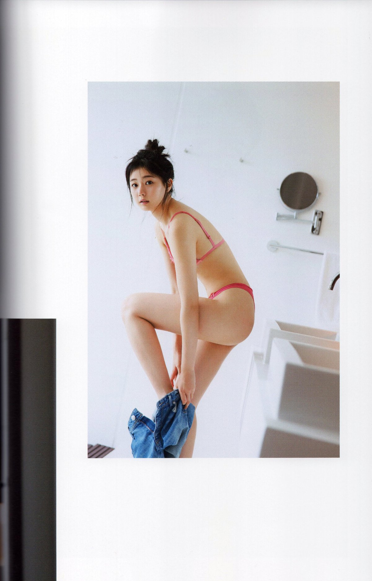 Photobook 瀧野由美子1st写真集 君のことをまだよく知らない 0078 4027563550.jpg