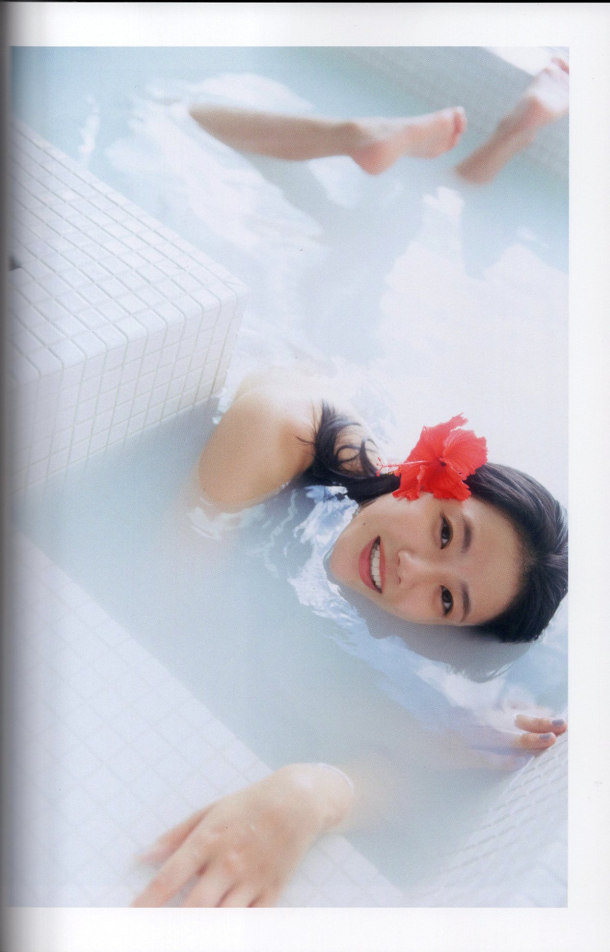 Photobook 瀧野由美子1st写真集 君のことをまだよく知らない 0092 1592196120.jpg