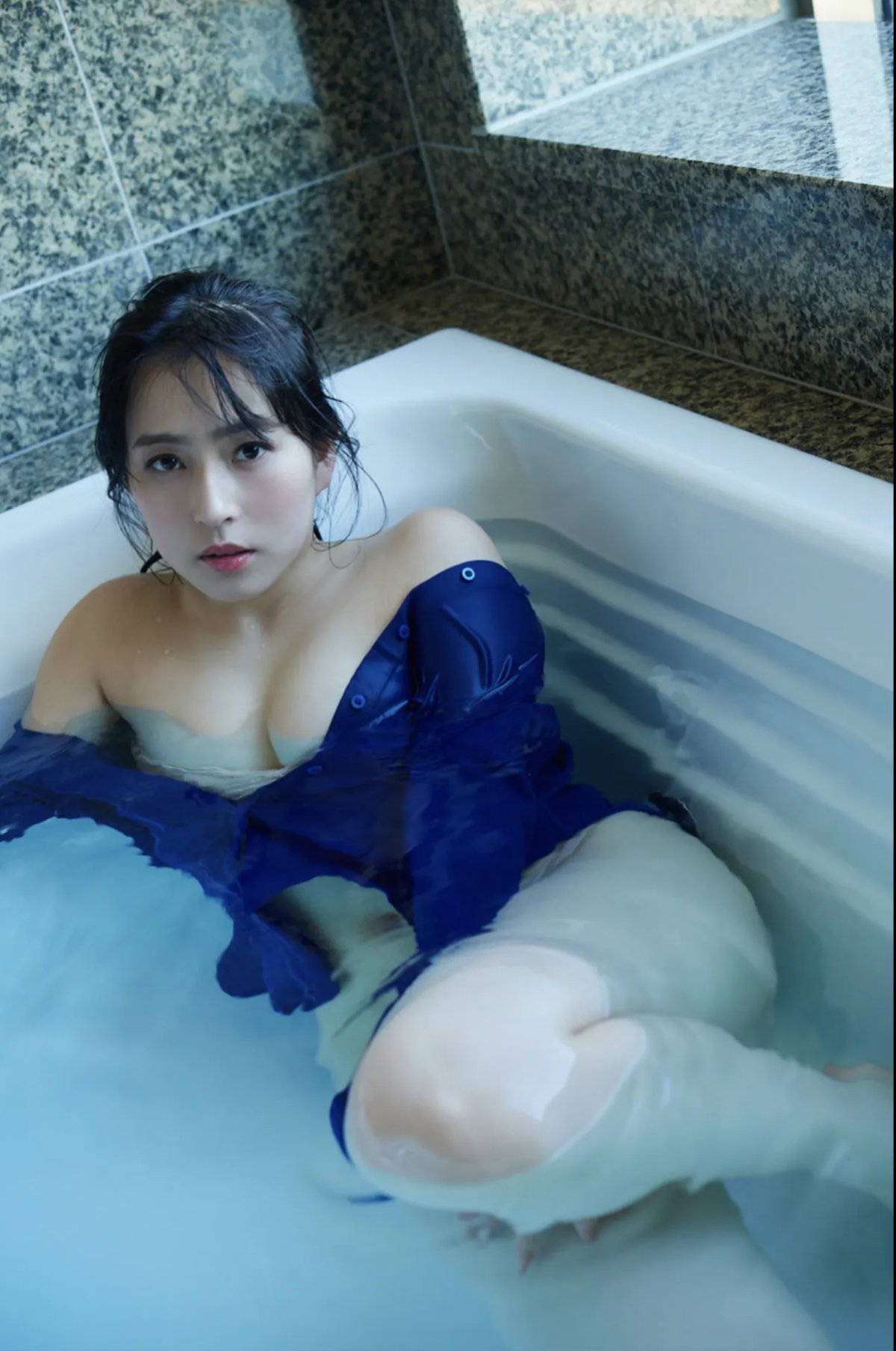 Photobook 薄井しお里 ノーパン女子アナウンサー Vol 1 FRIDAYデジタル写真集 0032 9972925745.jpg