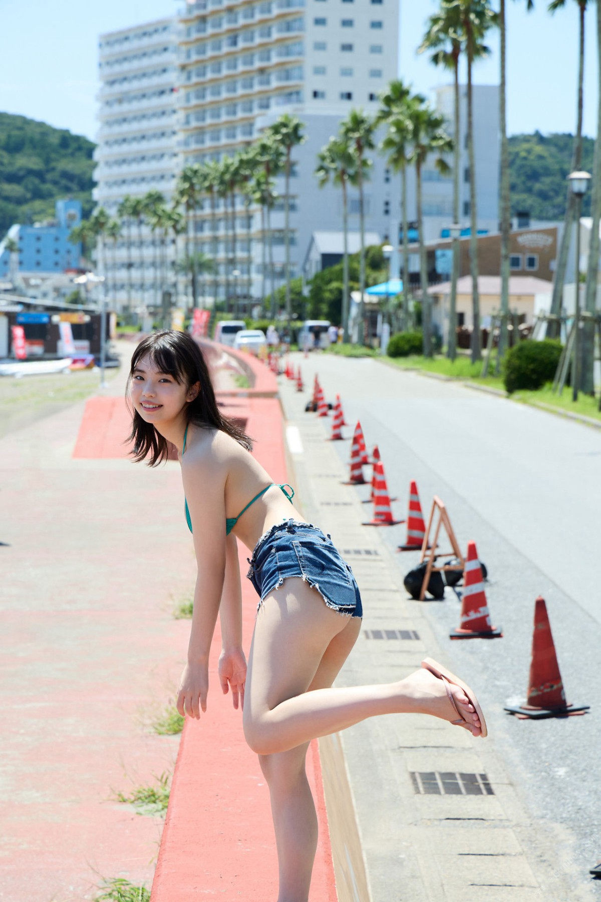 FRIDAY Digital Photobook 2022 10 06 Hina Kikuchi 菊地姫奈 Overwhelming heroine Vol 001 0009 9718281706.jpg