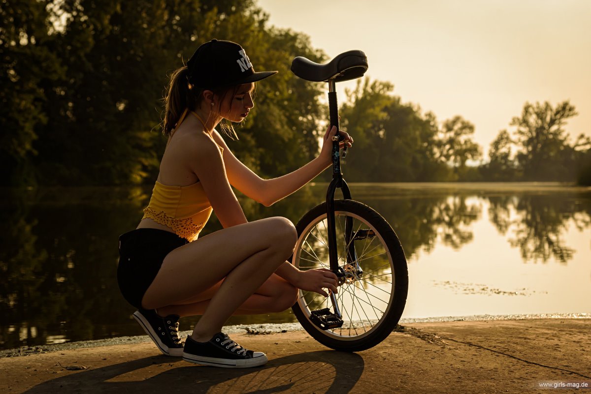 Girls Mag Annika Bubbles on a Unicycle 0043 9732288939.jpg