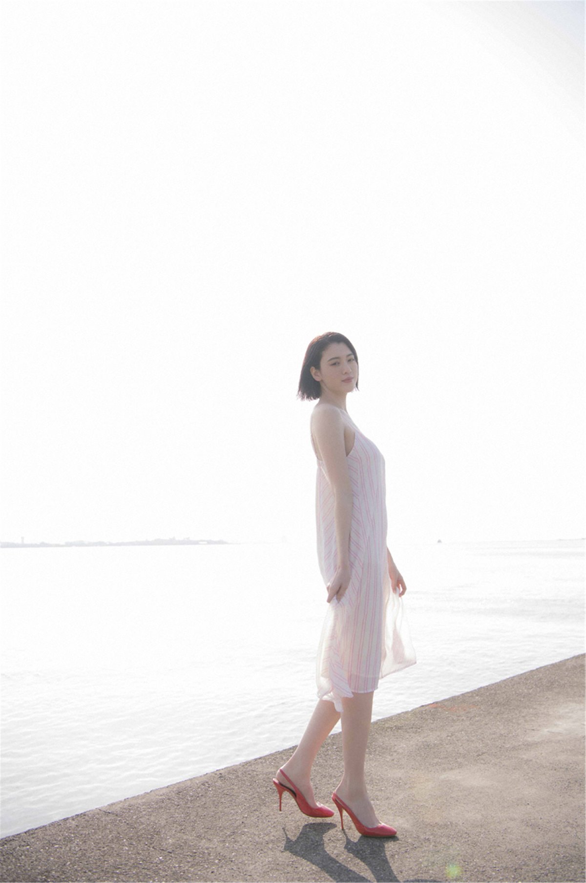 Photobook 2018 04 15 Ayaka Miyoshi 三吉彩花 Across The Sky 0003 5766889259.jpg