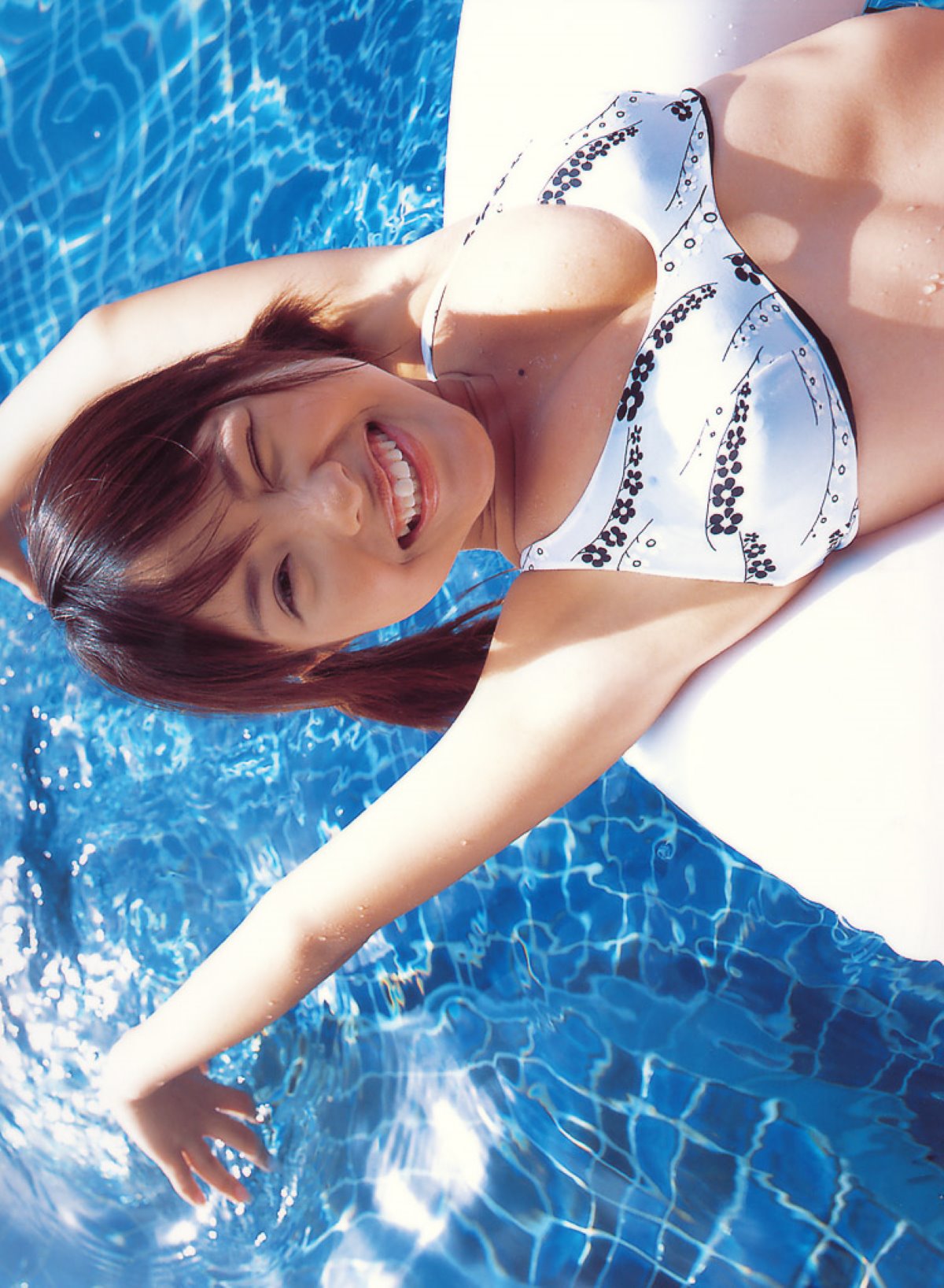 Photobook Hitomi Ito 伊藤瞳 Eye Love 0029 7765785911.jpg