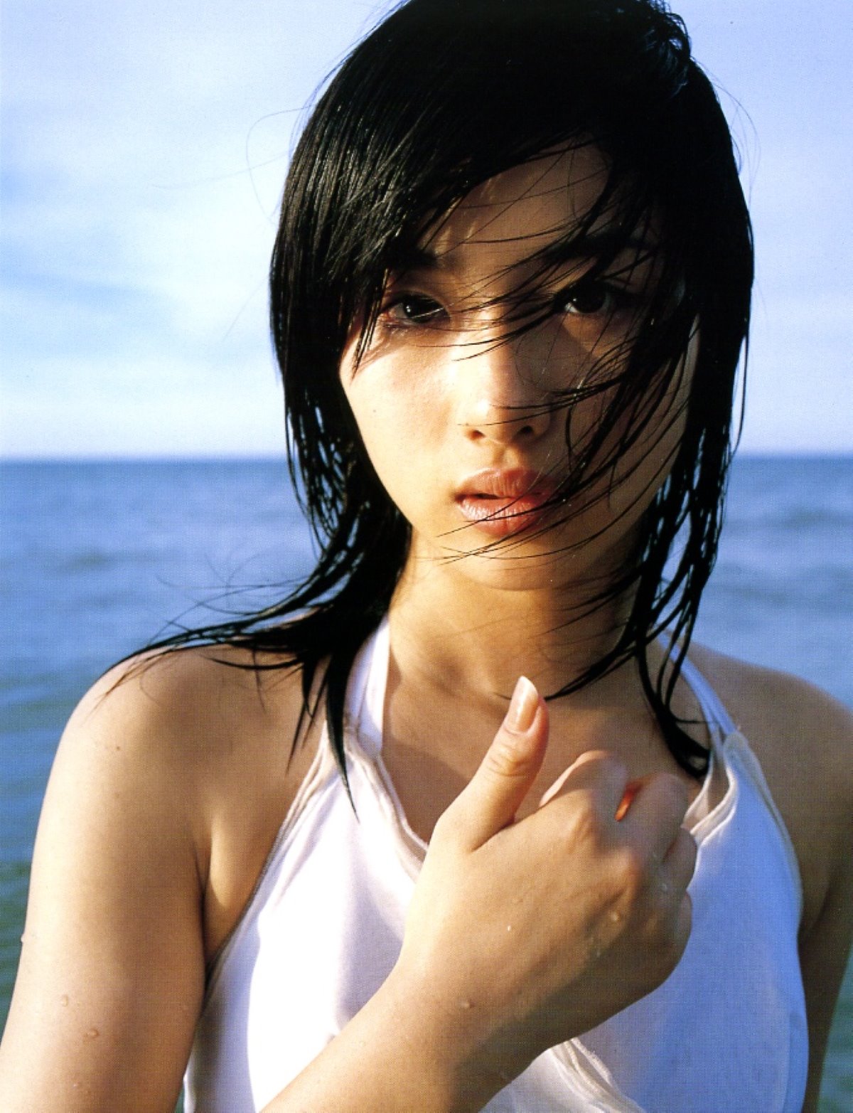 Photobook Satomi Ishihara 石原さとみ Tayutai 0062 9472661037.jpg