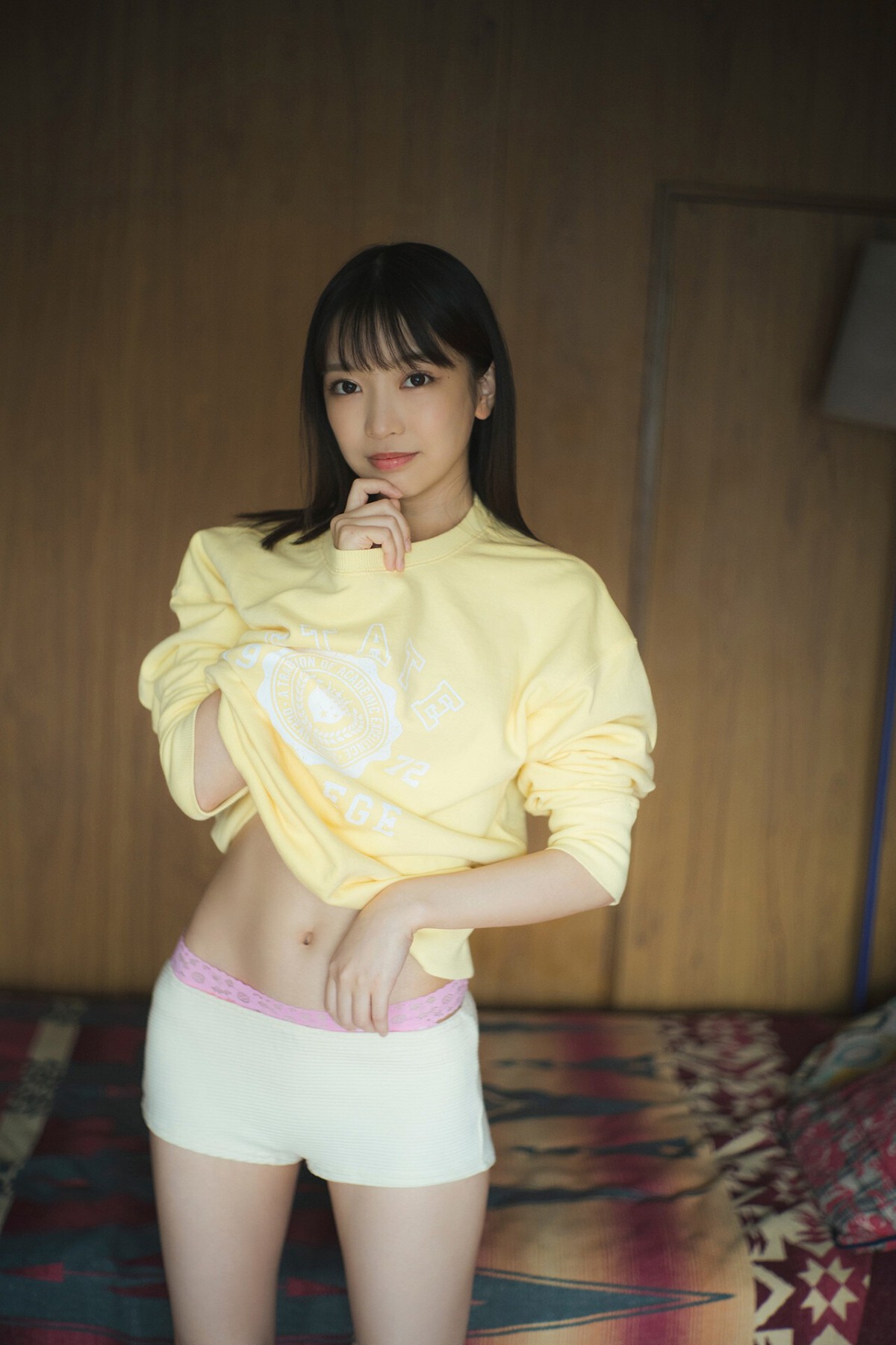 Platinum FLASH Photobook 2023 02 17 Akane Yoshizawa 吉沢朱音 Triangle Love In The Case Of Akane 0008 0803041559.jpg