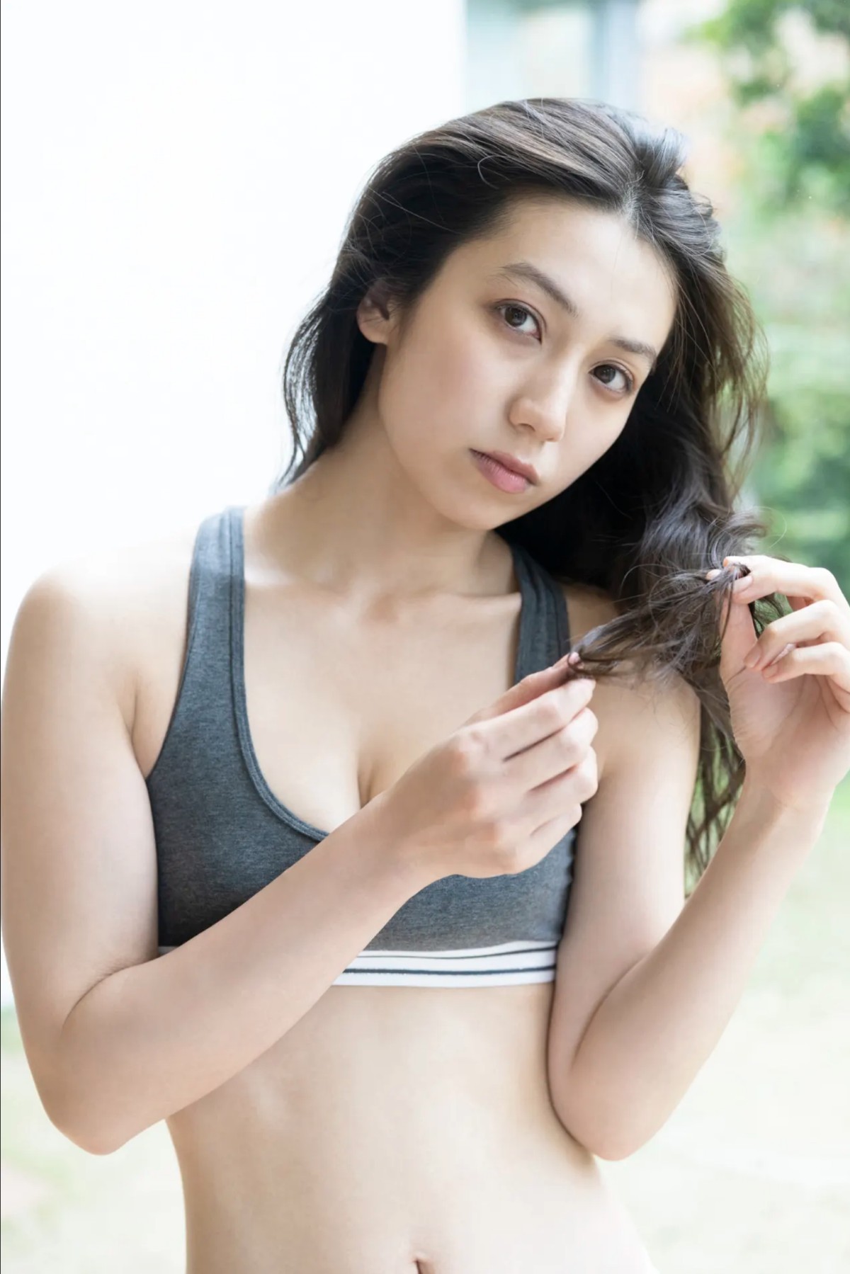 FRIDAYデジタル写真集 Airi Sato 佐藤あいり Glossy Bare Skin Vol 1 0012 2044923915.jpg