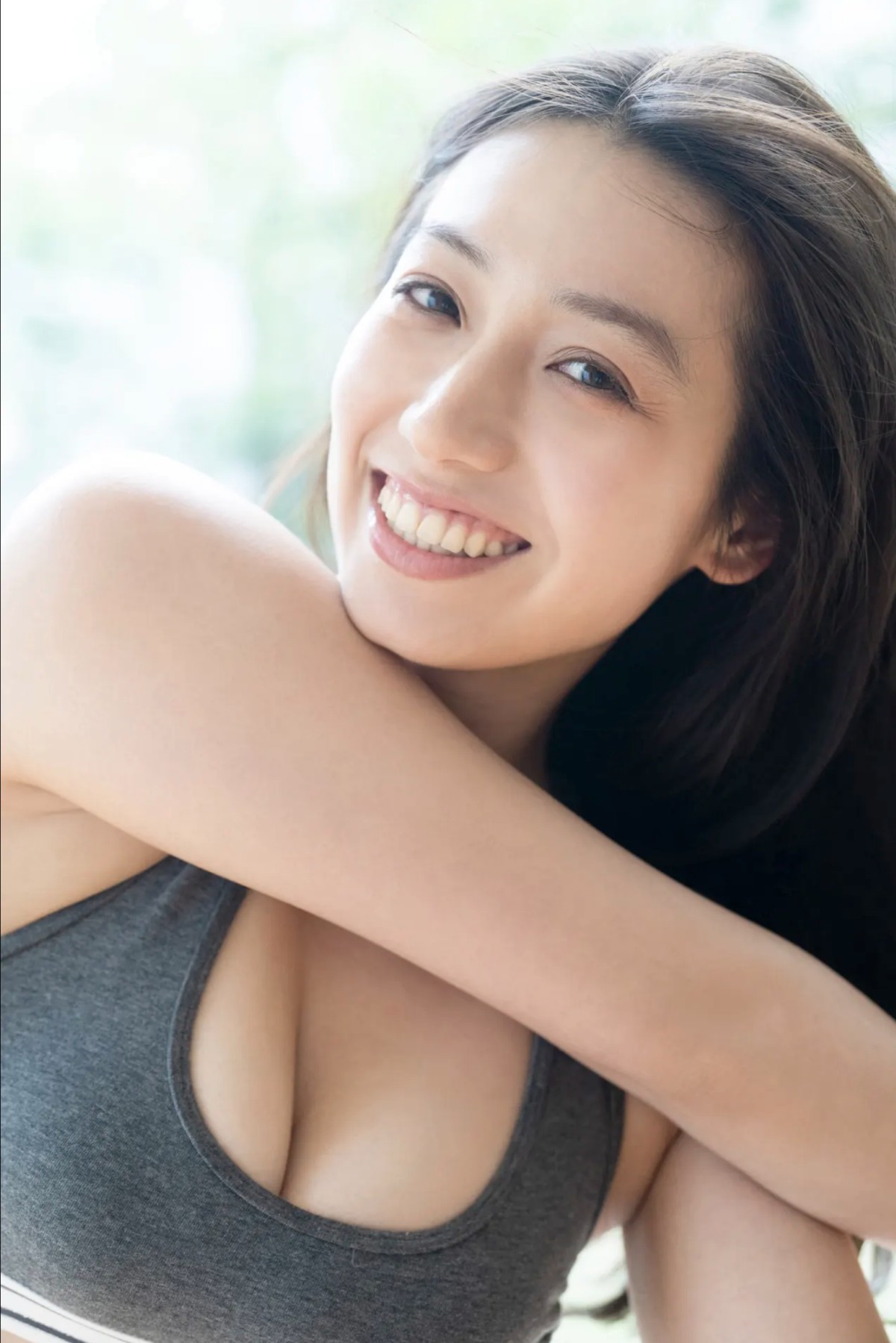 FRIDAYデジタル写真集 Airi Sato 佐藤あいり Glossy Bare Skin Vol 1 0020 4570047560.jpg