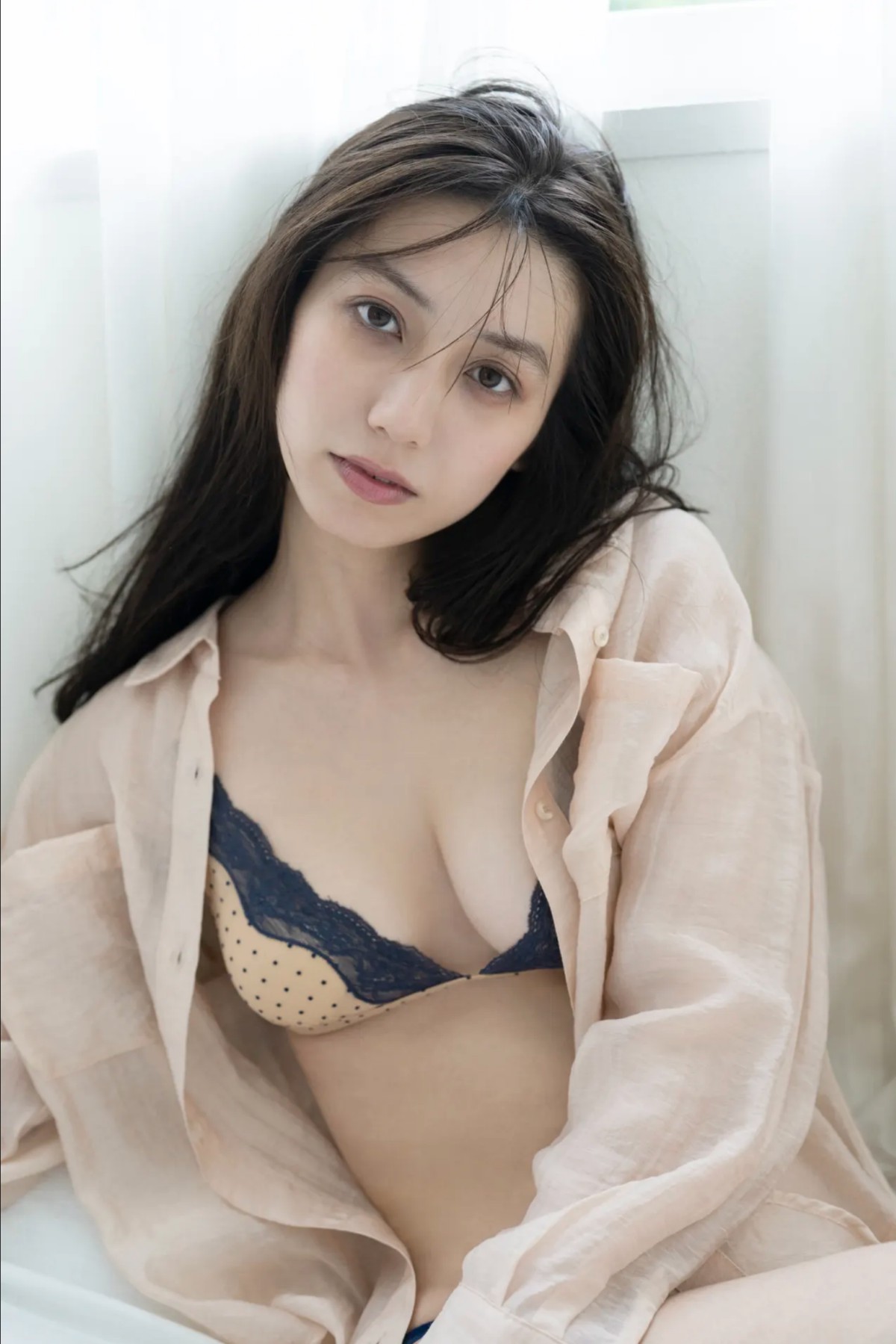 FRIDAYデジタル写真集 Airi Sato 佐藤あいり Glossy Bare Skin Vol 1 0038 4581551643.jpg