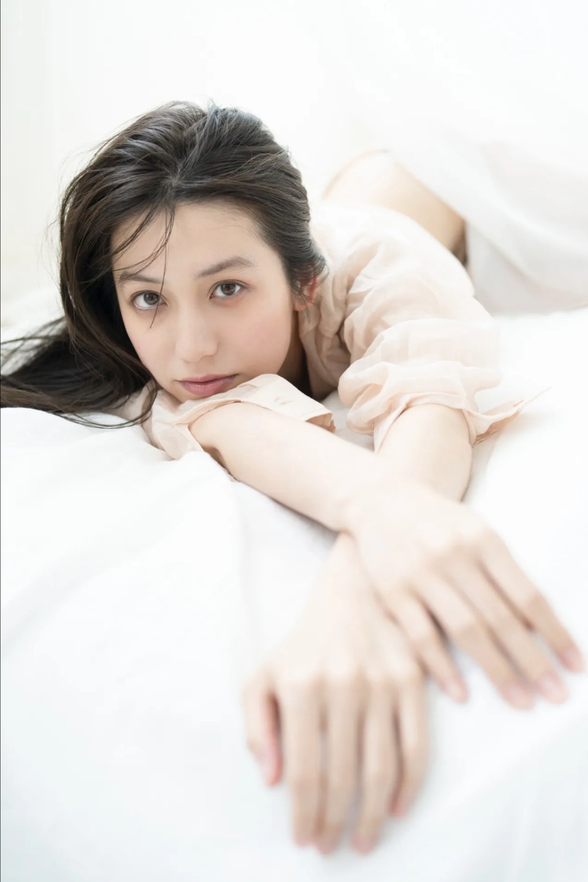 FRIDAYデジタル写真集 Airi Sato 佐藤あいり Glossy Bare Skin Vol 1 0049 4669572144.jpg