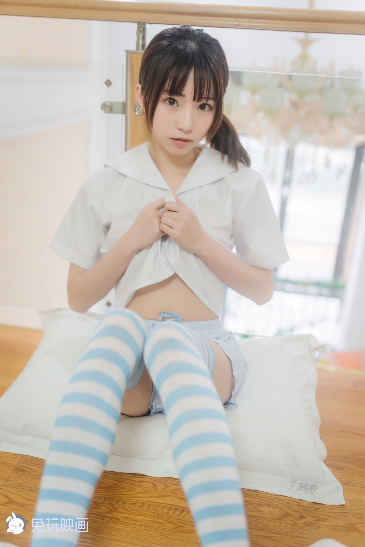 Coser@兔玩映画 Vol 049 蓝白条纹袜 0005 2022610341.jpg