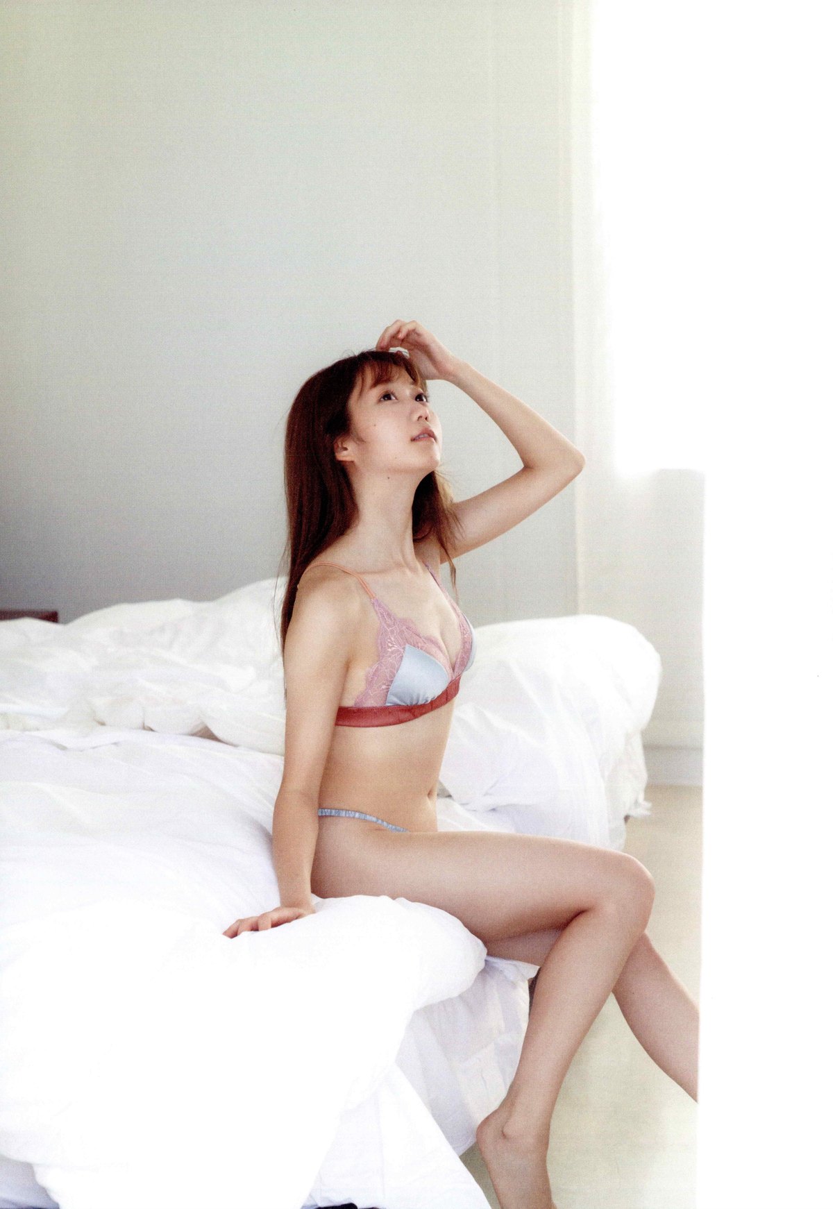 Photobook 2021 03 15 Emiri Otani 大谷映美里 1st Photobook The Person I Like B 0032 7553039143.jpg