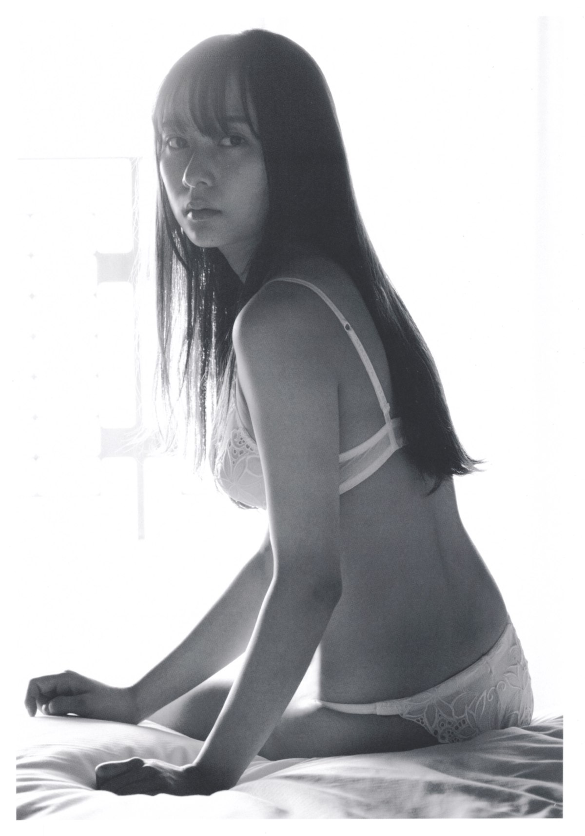 Photobook 2020 11 10 Ayane Suzuki 鈴木絢音 1st Photobook The Angle Of The Light 0013 1752188409.jpg