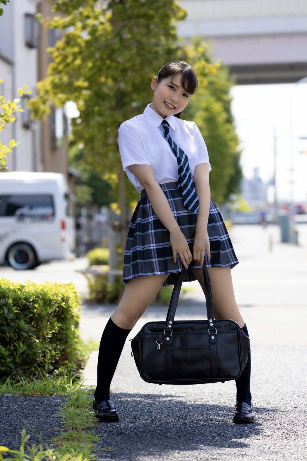 Photobook 2022 11 04 Aoi Kururugi 枢木あおい Gravure Photobook Youth Aoharu 0001 1919403721.jpg