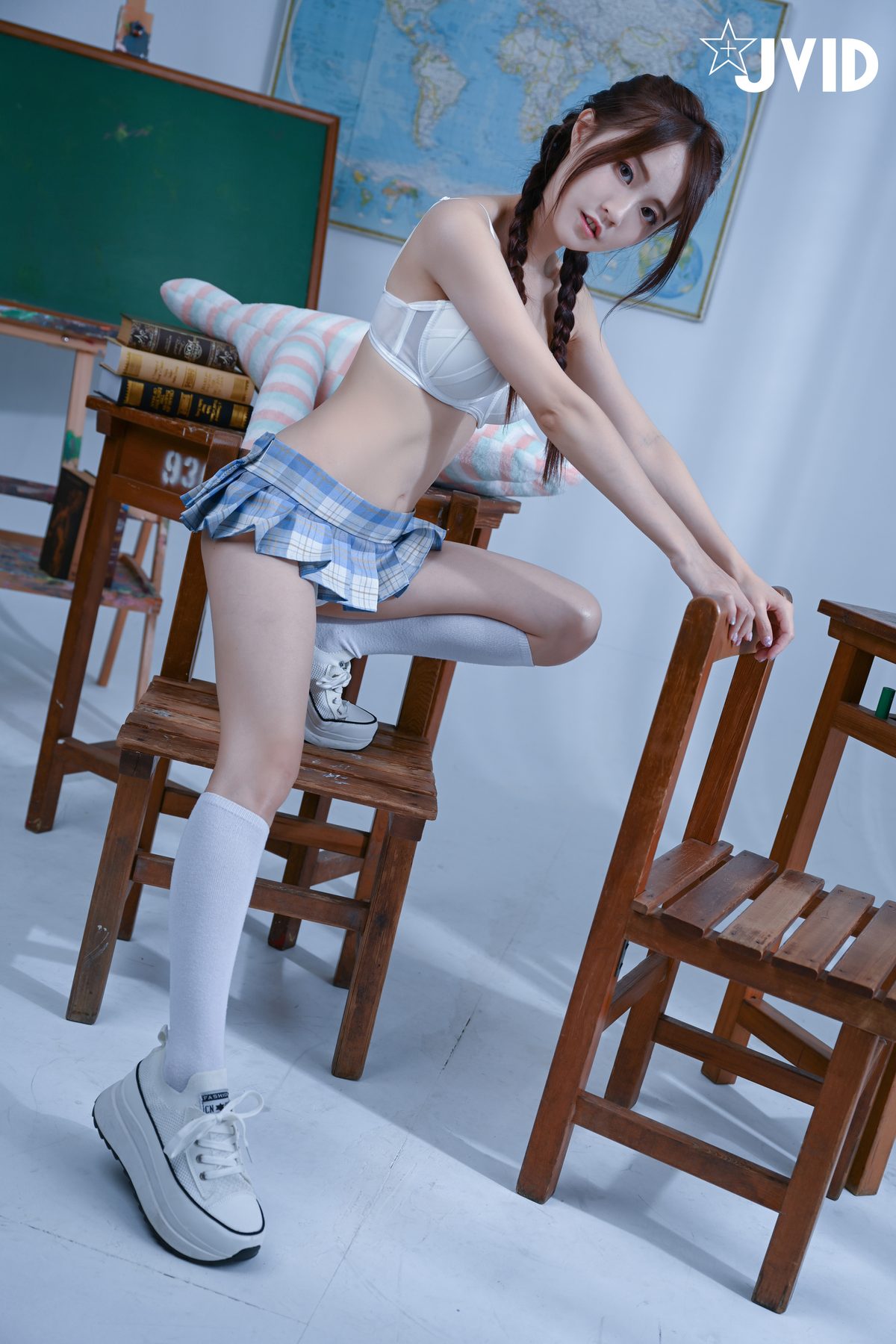 JVID Jia Jia Er 佳佳兒 Little Girl Taking Off Her School Uniform 0057 8076377751.jpg