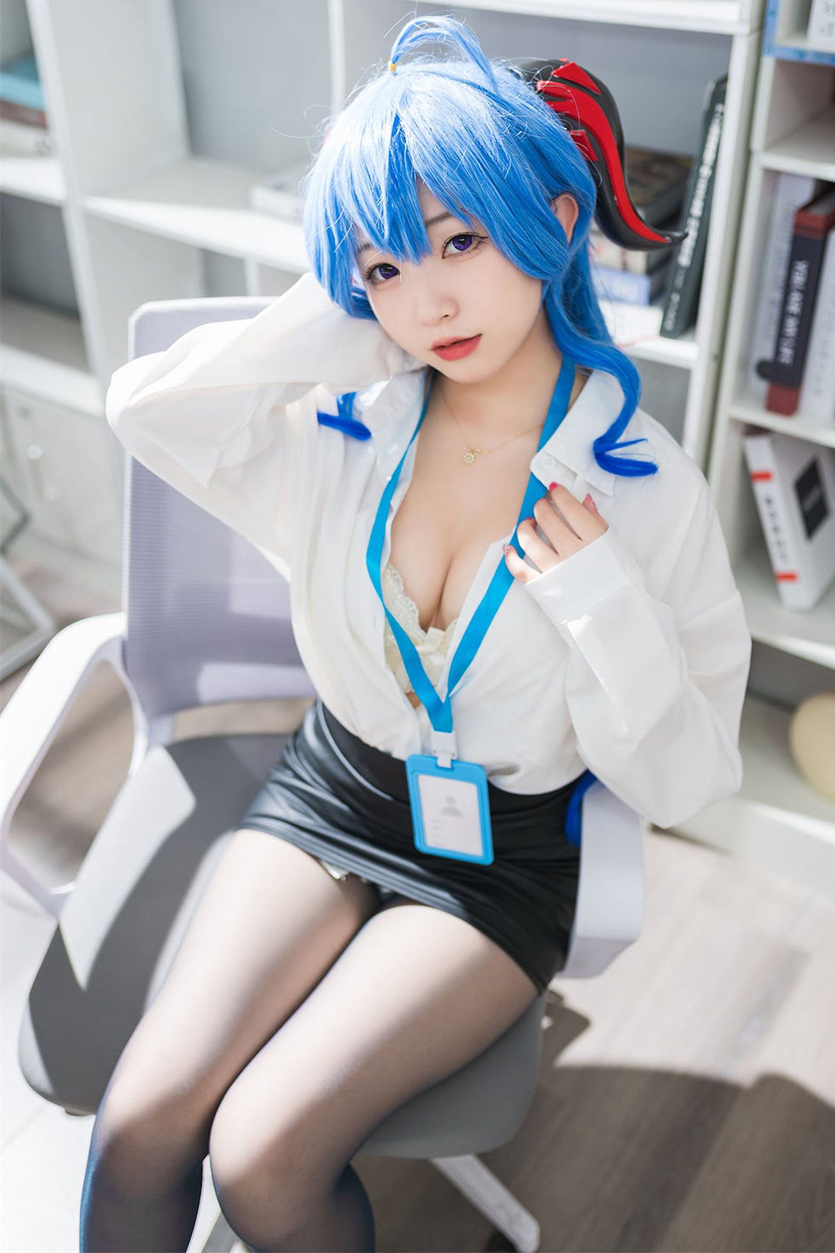 Coser@花铃 – 甘雨秘书OL