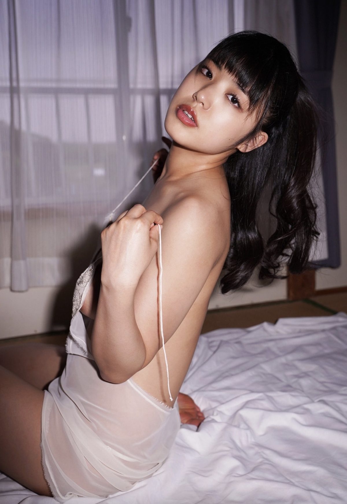 Momoka Yotsuba 四葉杏果 写真集 Secret Lover B 0080 1568977010.jpg