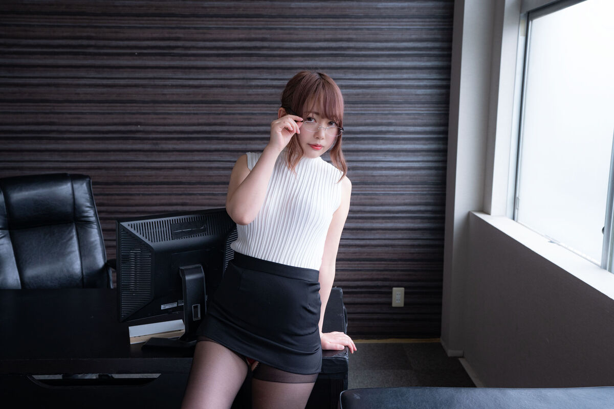 Photobook Shizuku Honami 穂南しずく The Lazy Sister Vol 3 0056 0782107965.jpg