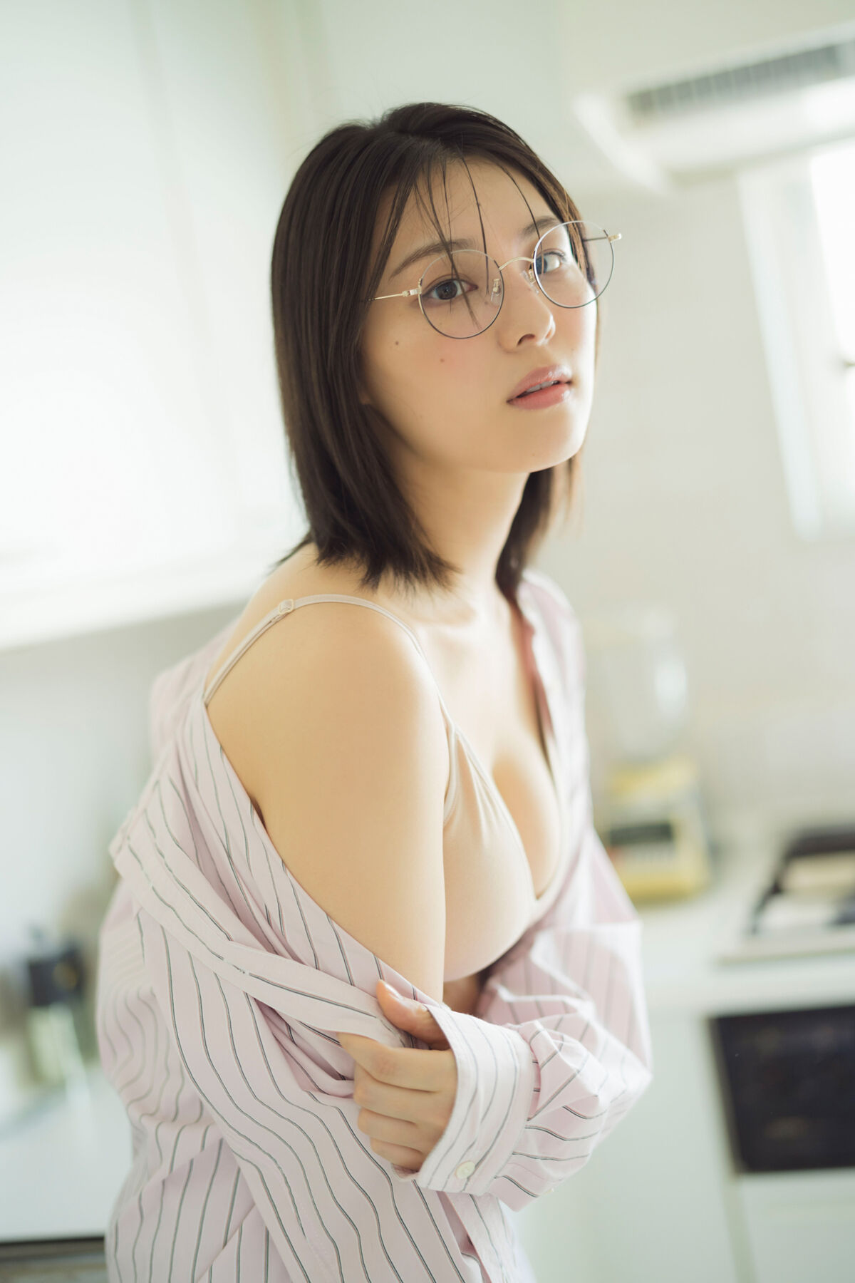 Photobook 2024 05 24 Iori Sagara 相楽伊織 のぞいてみる FRIDAYデジタル写真集 0001 3830166679.jpg